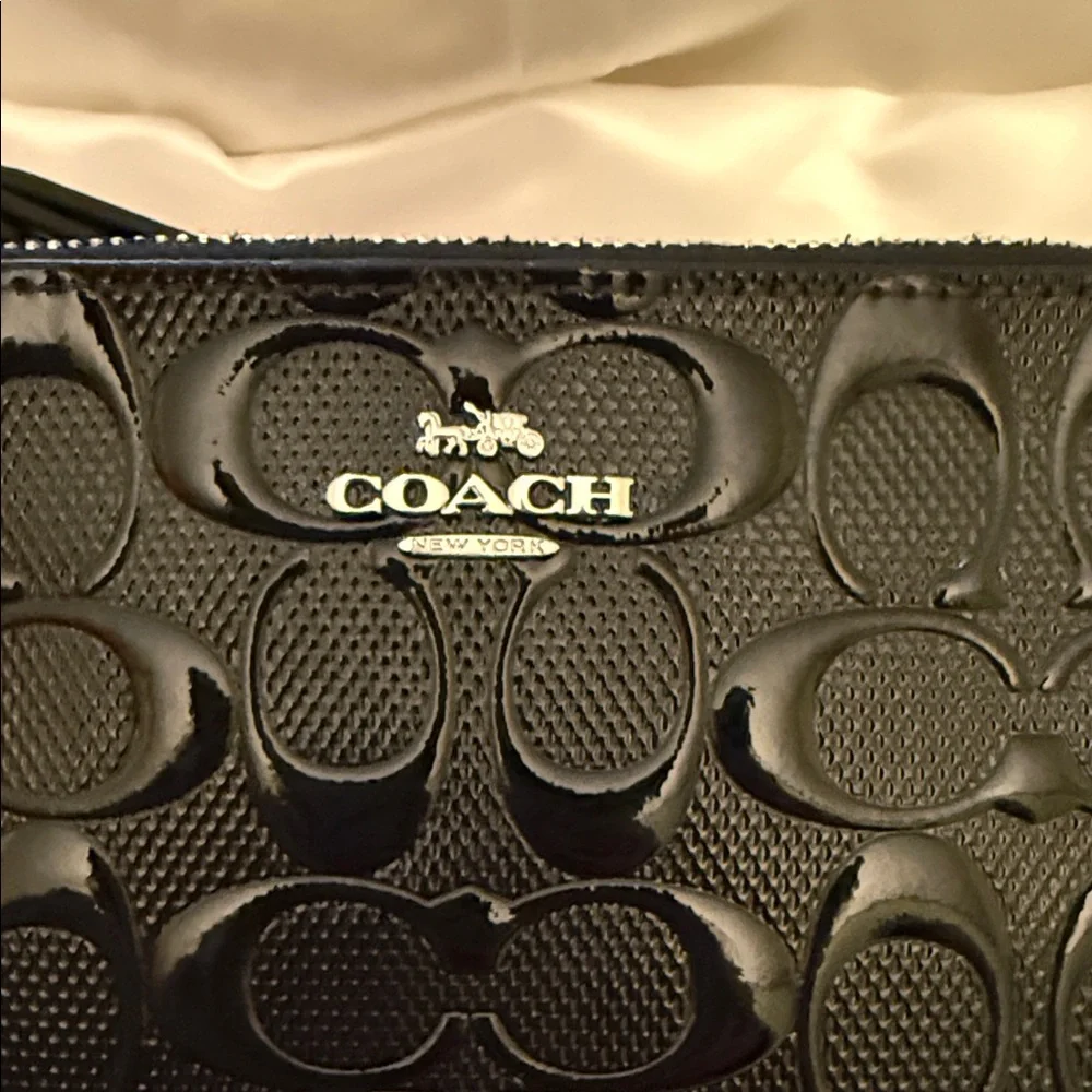 🖤🩶Coach NWT Black Embossed Corner Zip Wristlet In Signature Leather/Heart Charm